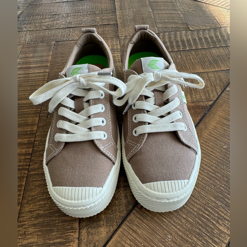 Cariuma ICA Low Burnt Sand Canvas Contrast Thread Sneaker